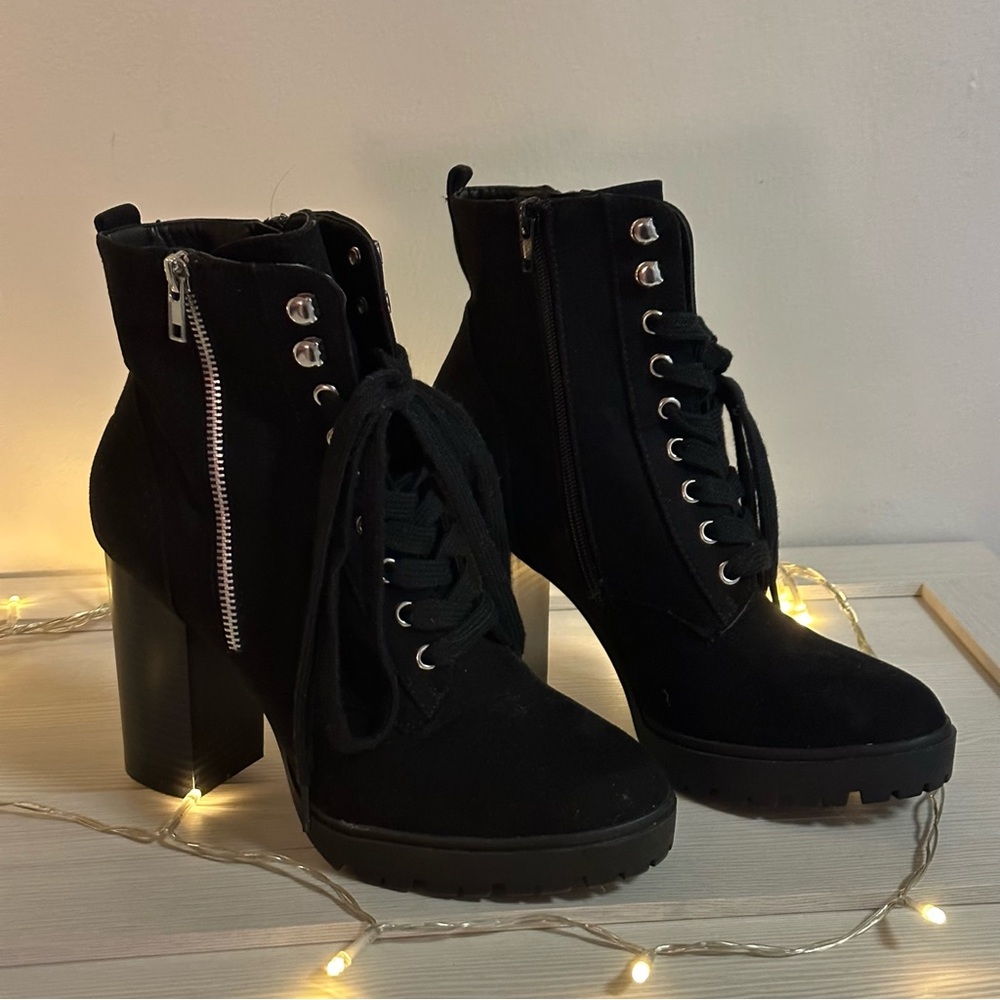 Forever 21 Black Lace-Up Chunky Heel Ankle Boots - Picture 1 of 8